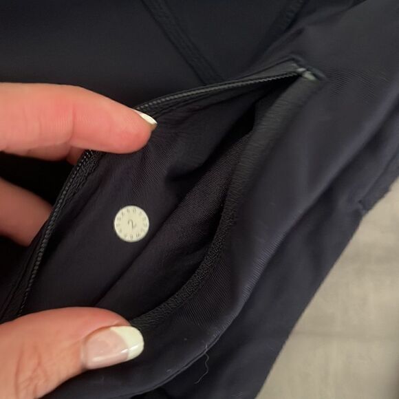 Lululemon navy cropped leggings sz 2 - Picture 3 of 4